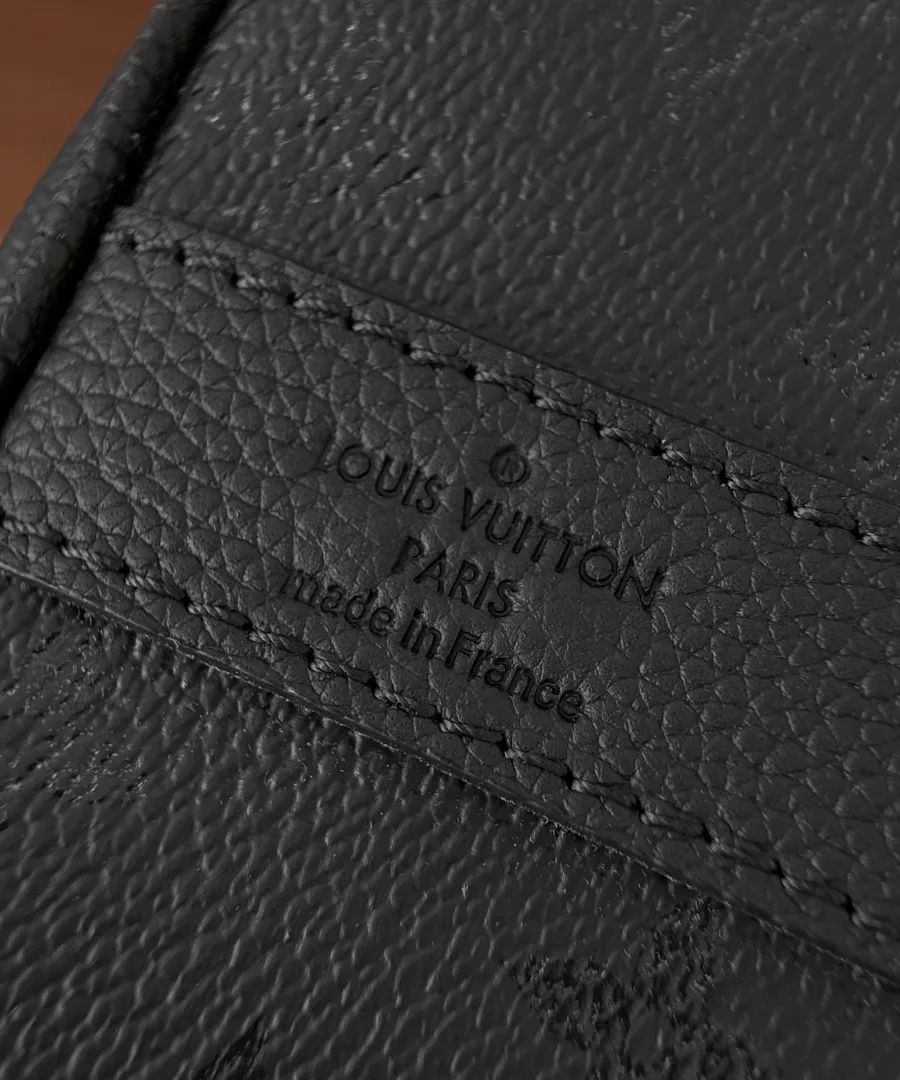 Крупный план тиснения Louis Vuitton Paris made in France на кожаной детали