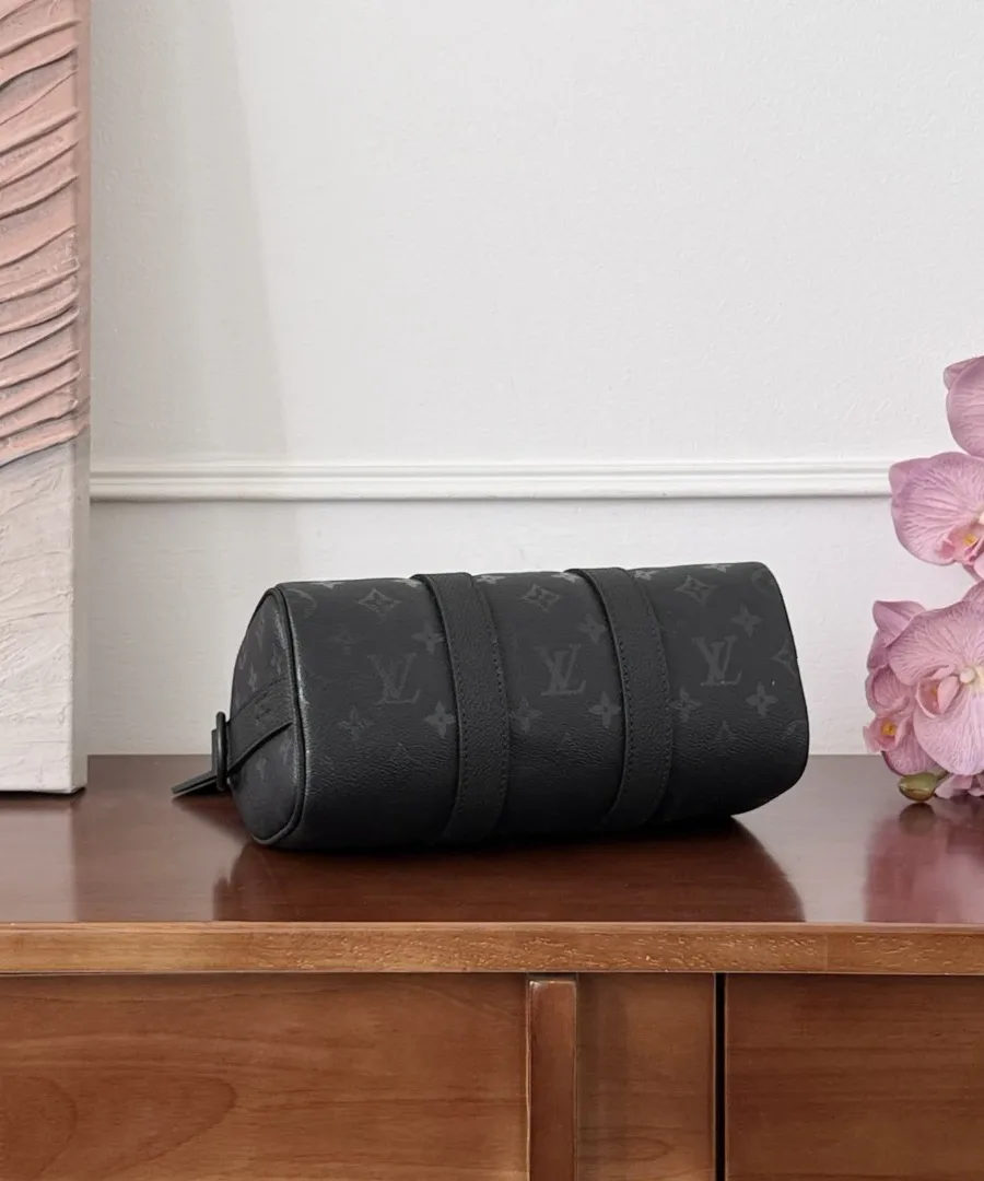 Вид снизу на чёрную сумку Louis Vuitton Keepall 25 с кожаными полосами