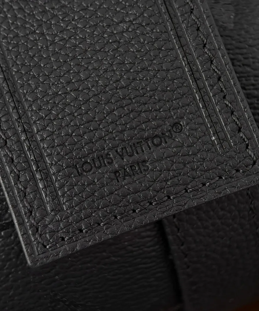 Крупный план кожаной багажной бирки с тиснением Louis Vuitton Paris