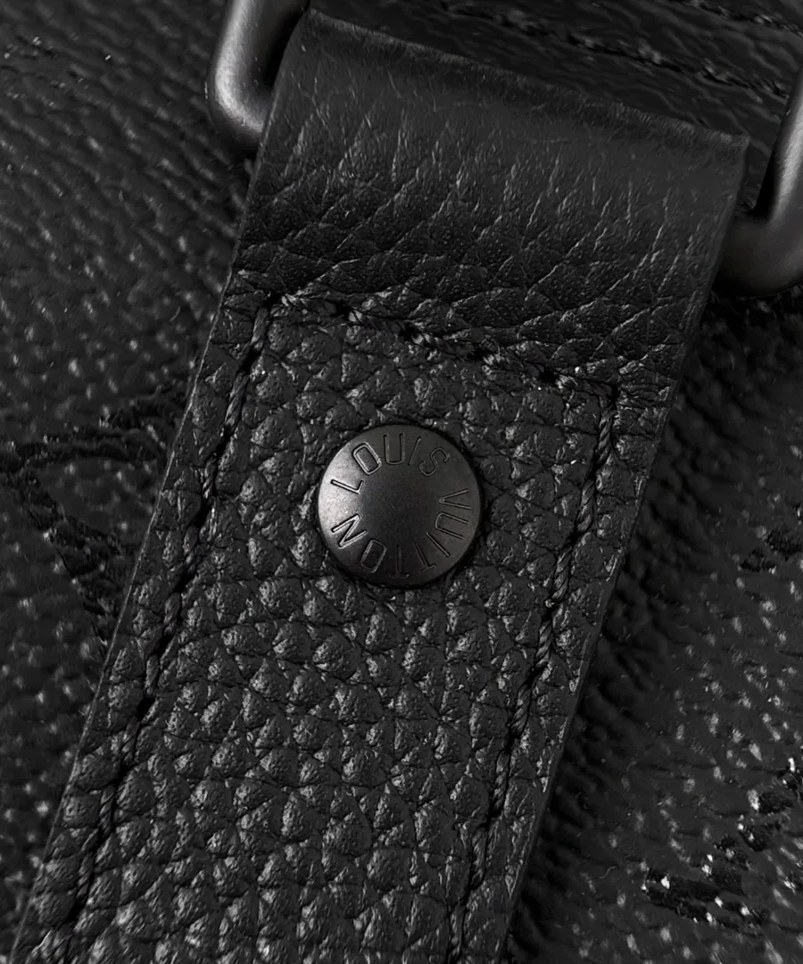 Крупный план металлической заклепки с гравировкой Louis Vuitton