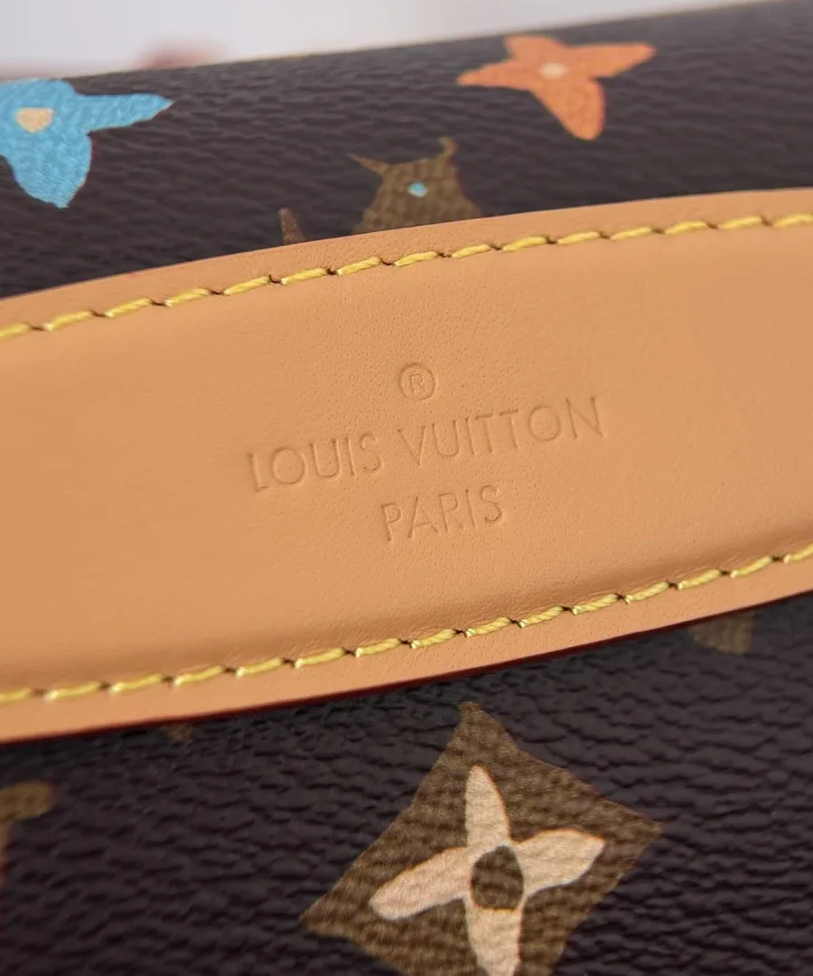 Крупный план кожаной нашивки с тиснением Louis Vuitton Paris