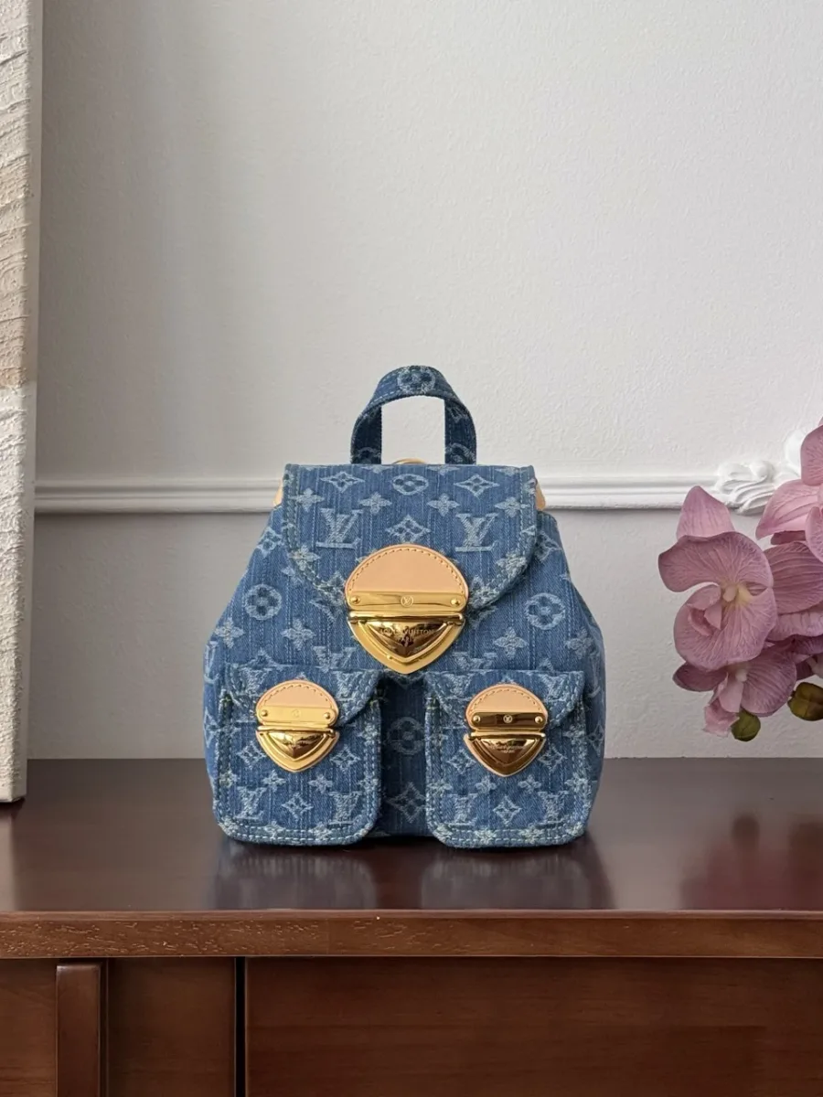 Синий джинсовый рюкзак с узором Monogram, вид спереди с закрытыми карманами