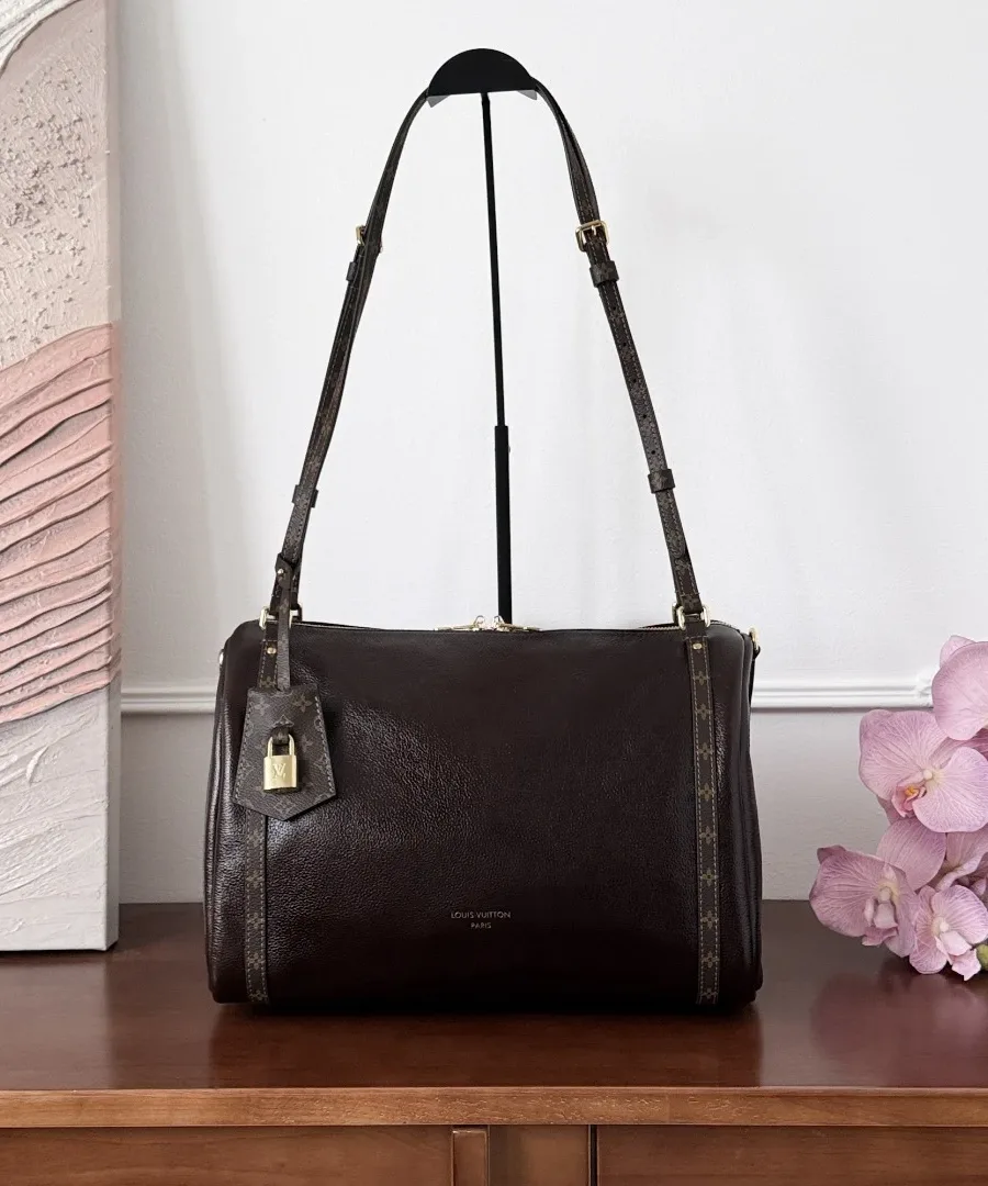 Сумка Louis Vuitton Express из коричневой кожи, вид спереди на подставке