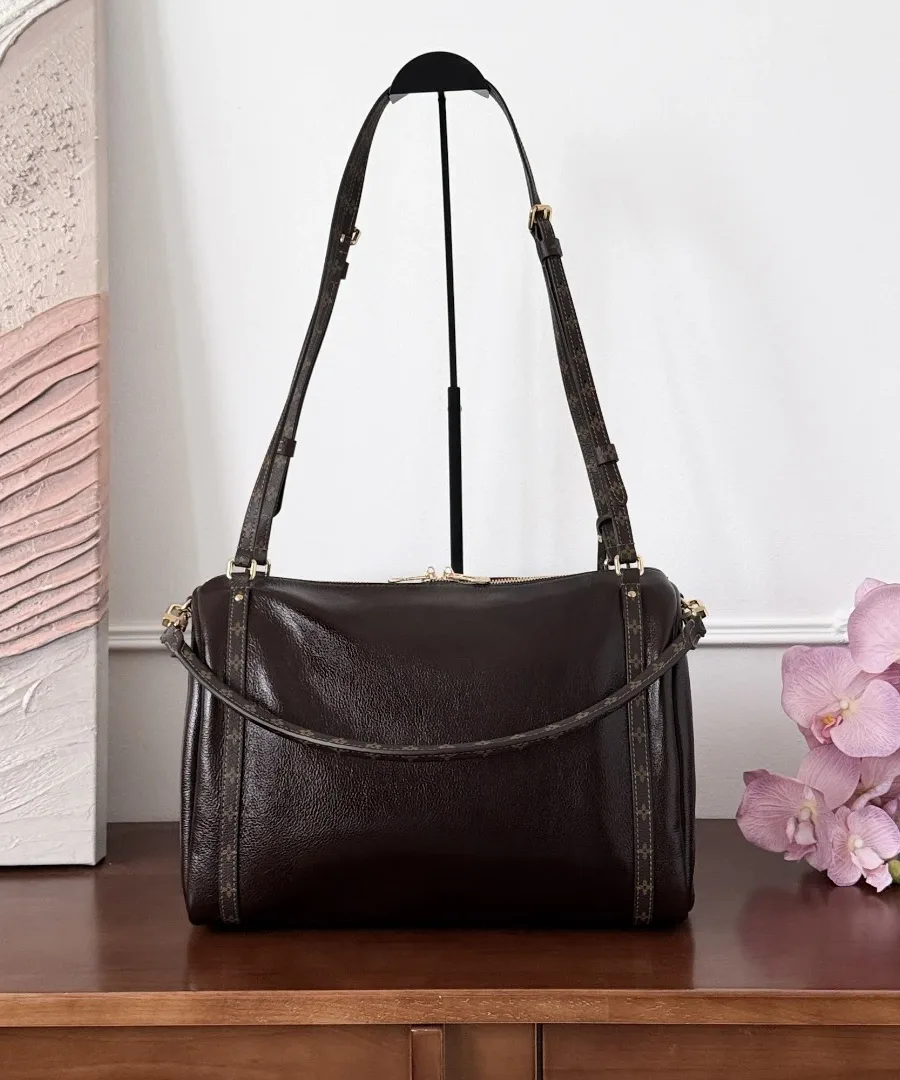 Коричневая сумка Louis Vuitton Express, вид сзади с плечевым ремнем