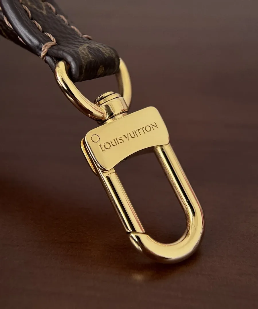 Золотистый металлический карабин с гравировкой Louis Vuitton