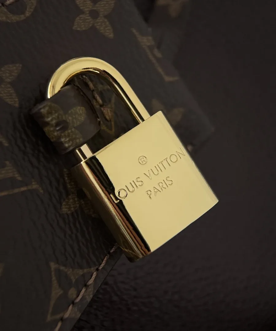 Золотистый навесной замок с гравировкой Louis Vuitton Paris