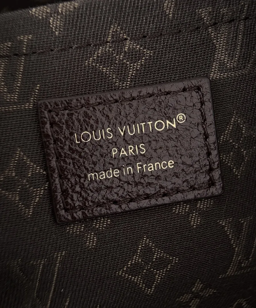 Внутренняя кожаная нашивка Louis Vuitton Paris made in France на подкладке