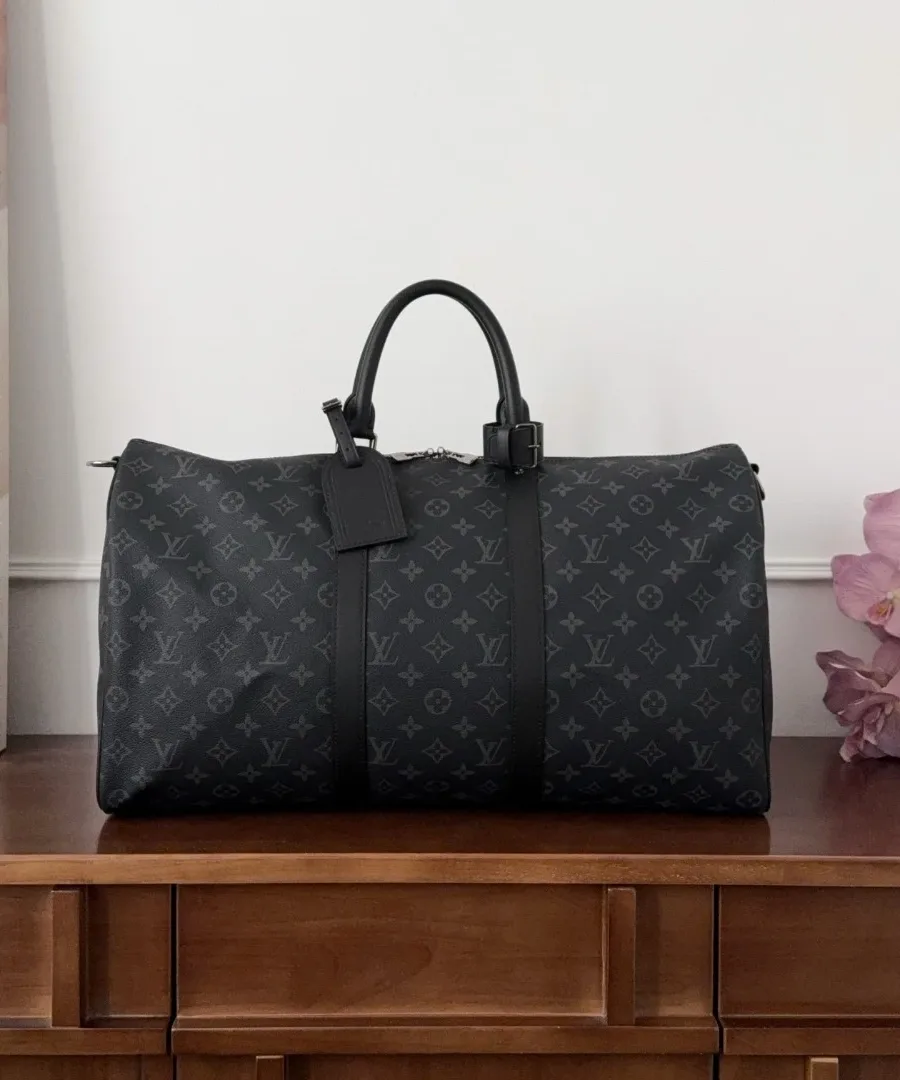 Черная дорожная сумка Louis Vuitton Keepall 50, вид спереди