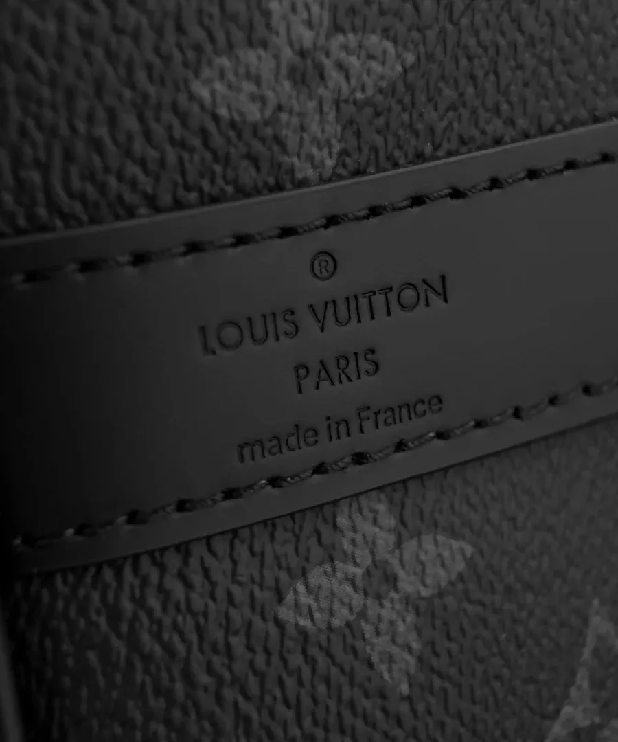 Тиснение Louis Vuitton Paris made in France на кожаной детали
