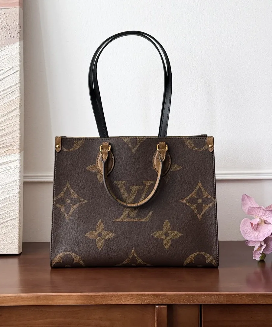 Коричневая сумка-тоут Louis Vuitton Onthego MM, вид сзади, сторона Monogram