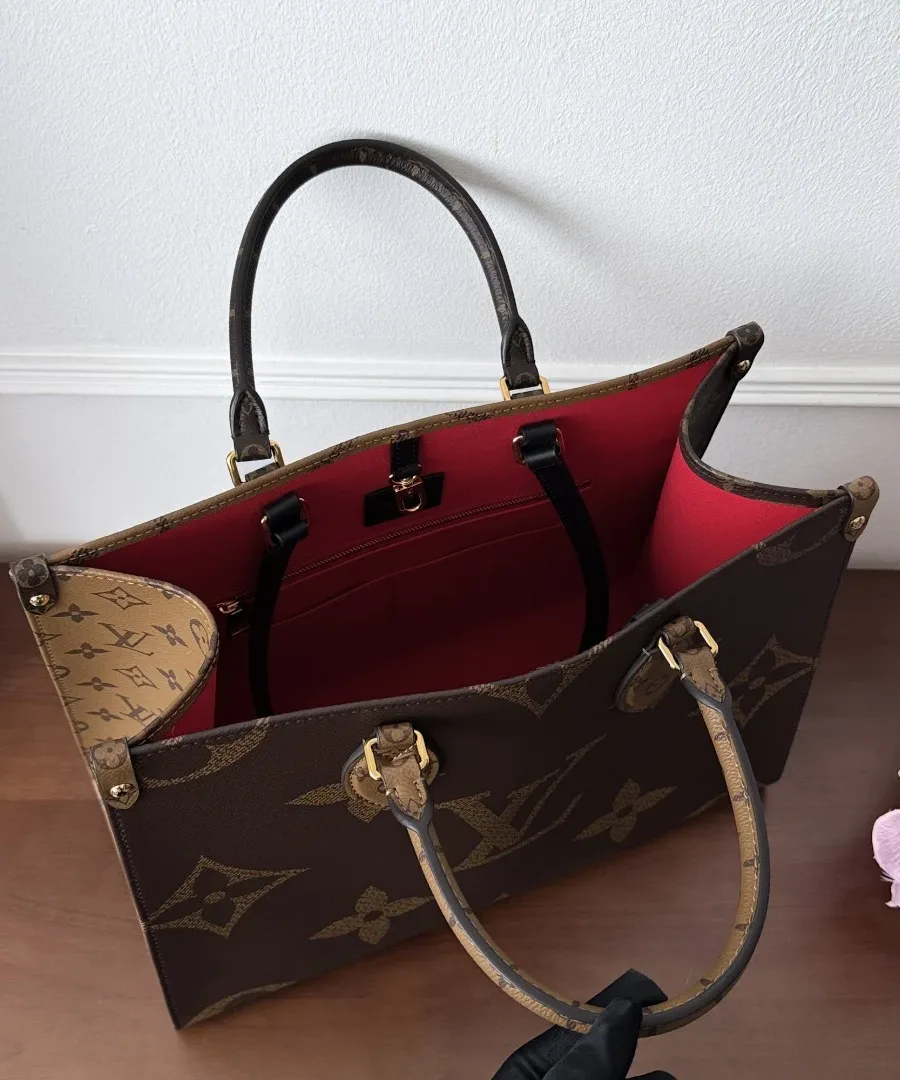 Вид сверху на открытую сумку Louis Vuitton Onthego MM с красной подкладкой