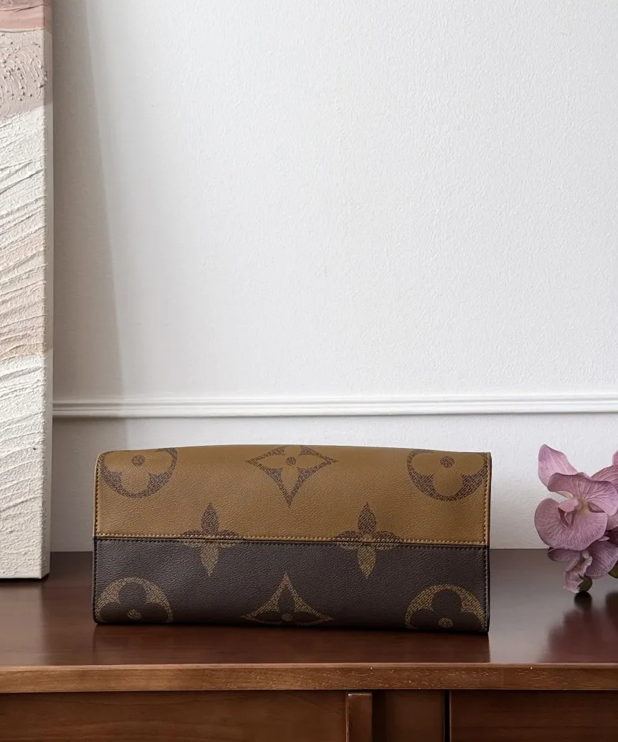 Сумка-тоут Louis Vuitton Onthego MM, вид снизу, демонстрирующий двухцветное дно
