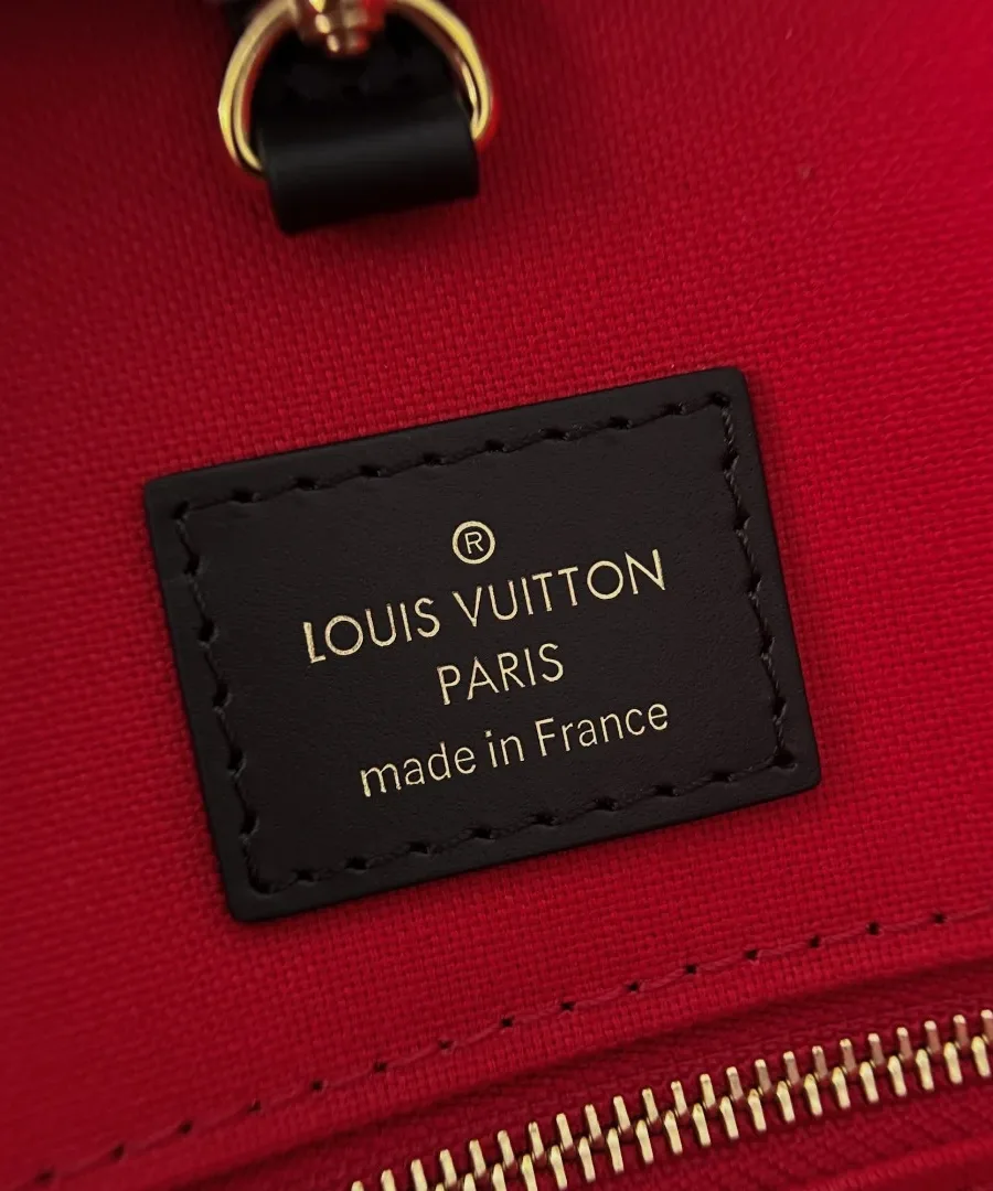 Кожаная нашивка с тиснением Louis Vuitton Paris внутри сумки на красной подкладке