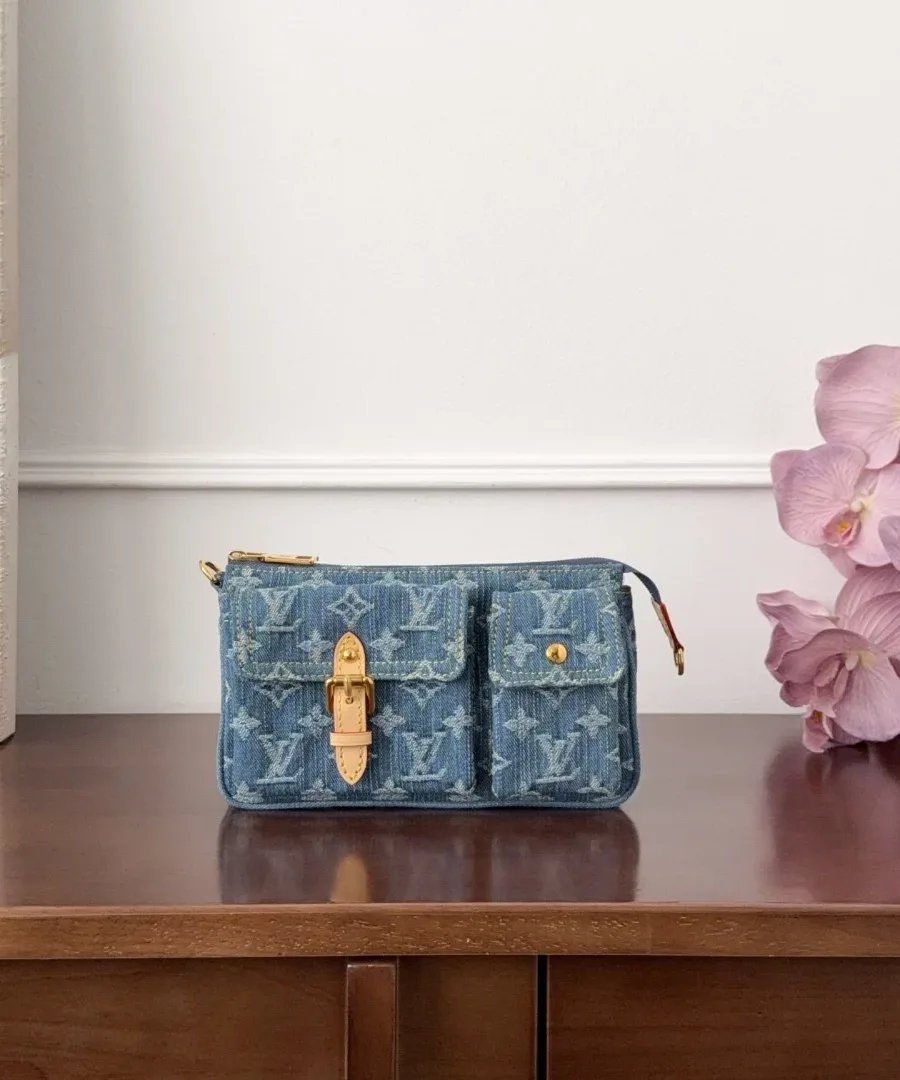 Голубая джинсовая сумка Louis Vuitton с накладными карманами спереди, вид спереди