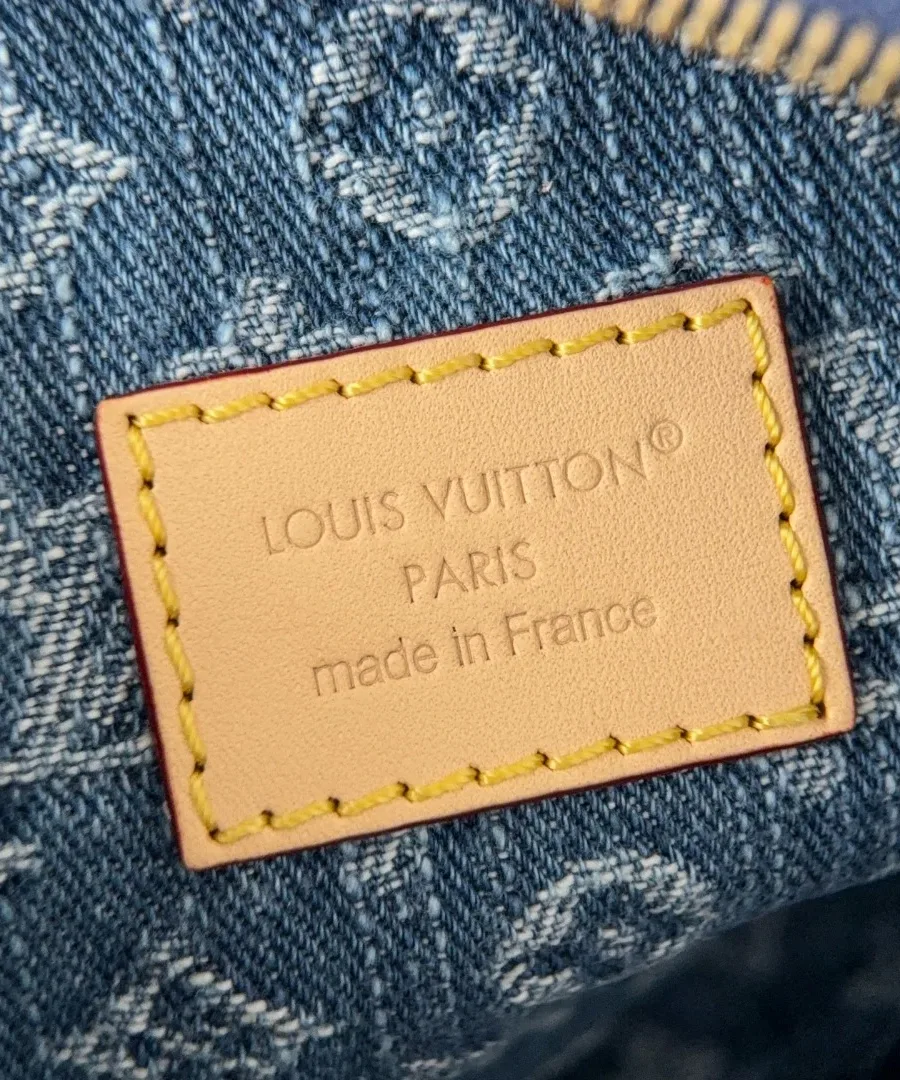 Кожаная нашивка с тиснением Louis Vuitton Paris внутри сумки