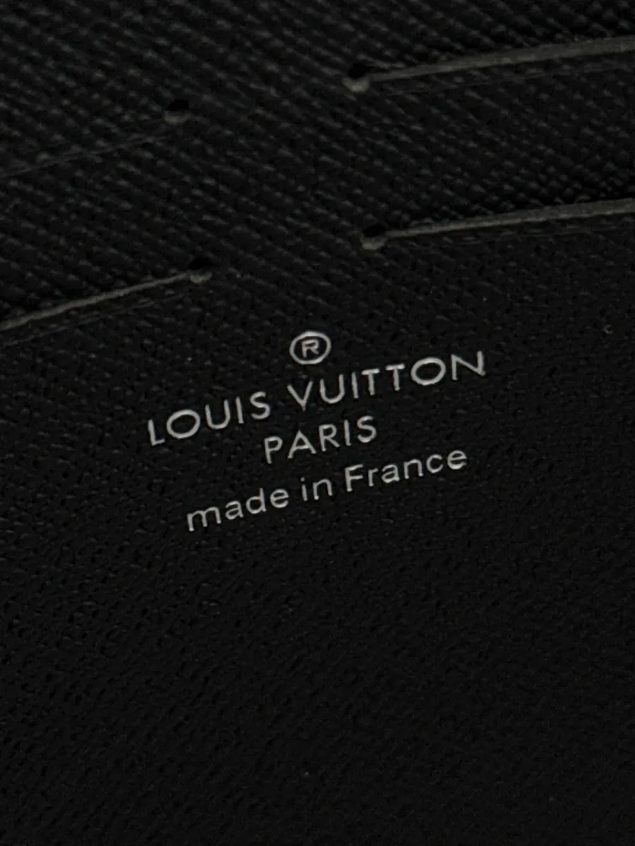 Крупный план внутреннего тиснения Louis Vuitton Paris made in France