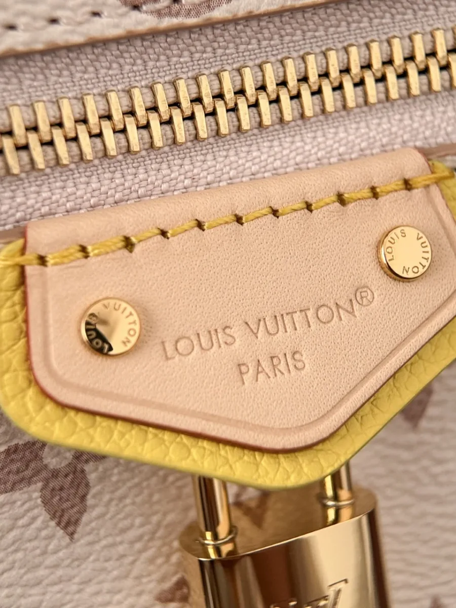 Крупный план кожаной нашивки с тиснением Louis Vuitton Paris