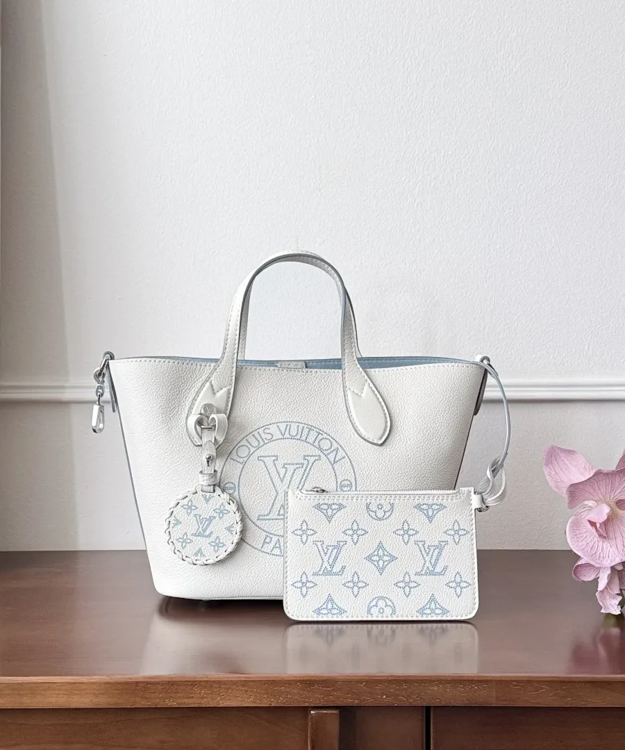 Белая сумка-тоут Louis Vuitton Blossom с голубым декором и съемным кошельком, вид спереди