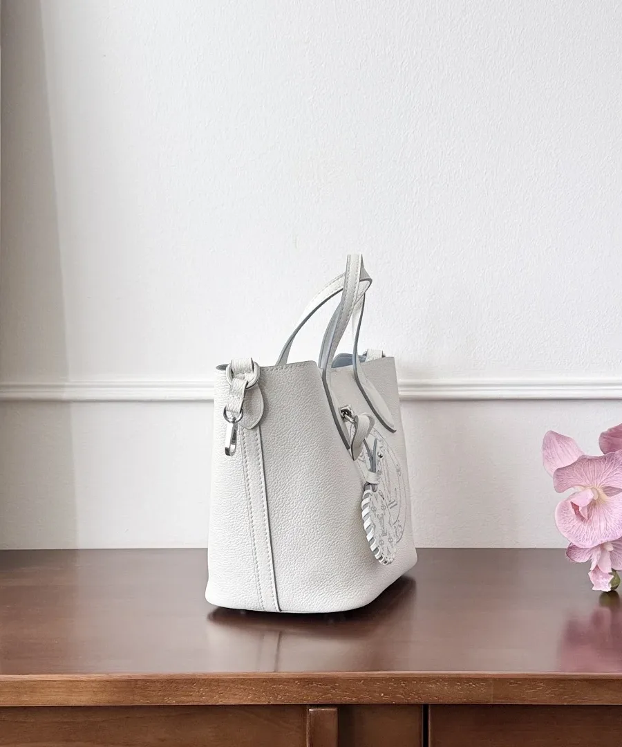 Белая сумка-тоут Louis Vuitton Blossom, вид сбоку