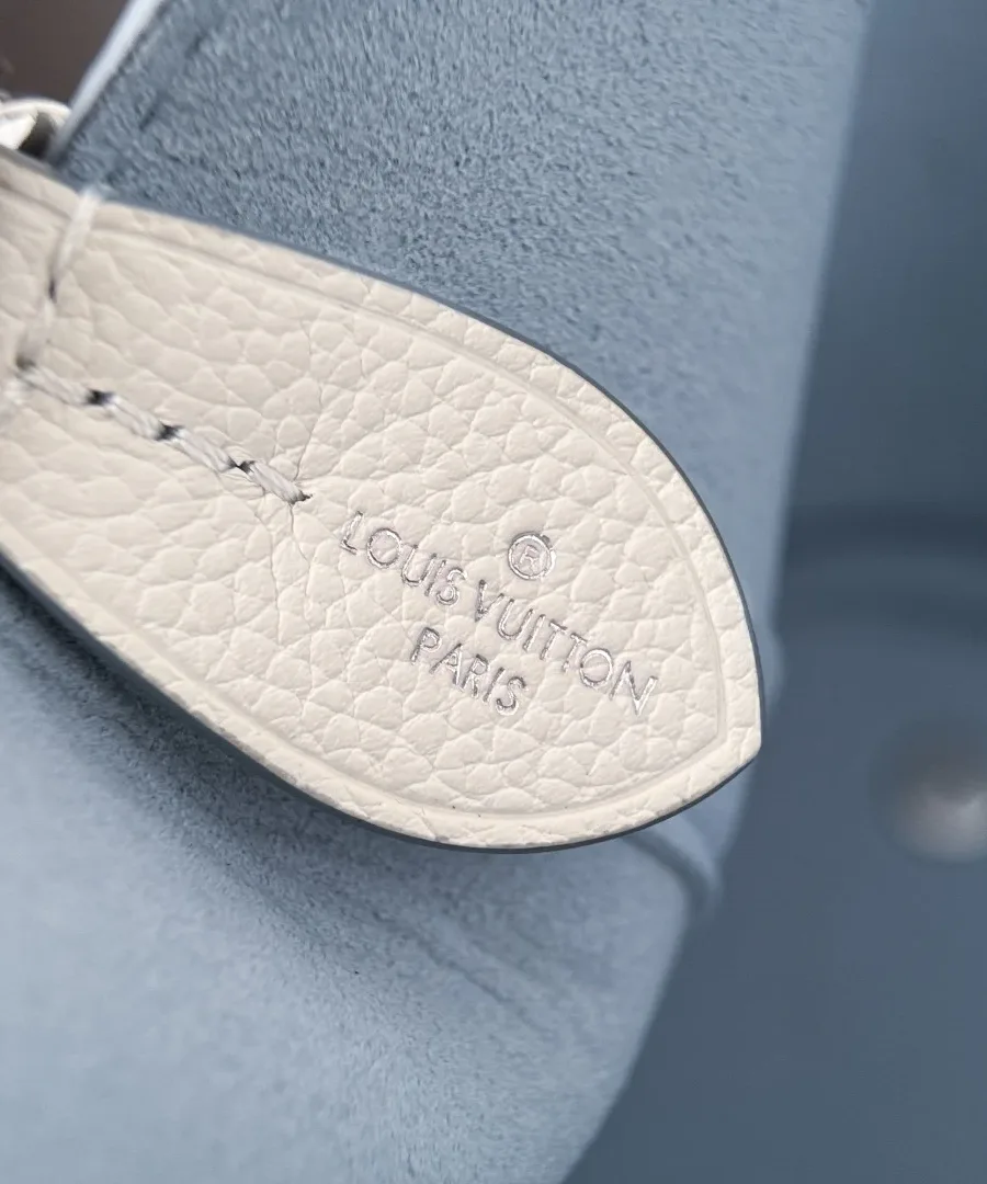 Тиснение с логотипом Louis Vuitton Paris на внутренней кожаной нашивке