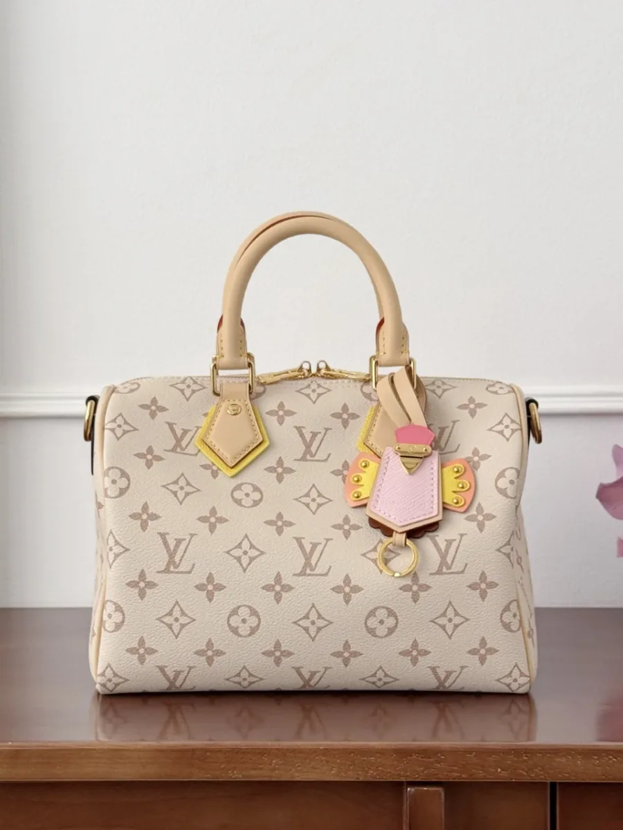 Бежевая сумка Louis Vuitton Speedy 25 с разноцветным кожаным брелоком, вид спереди