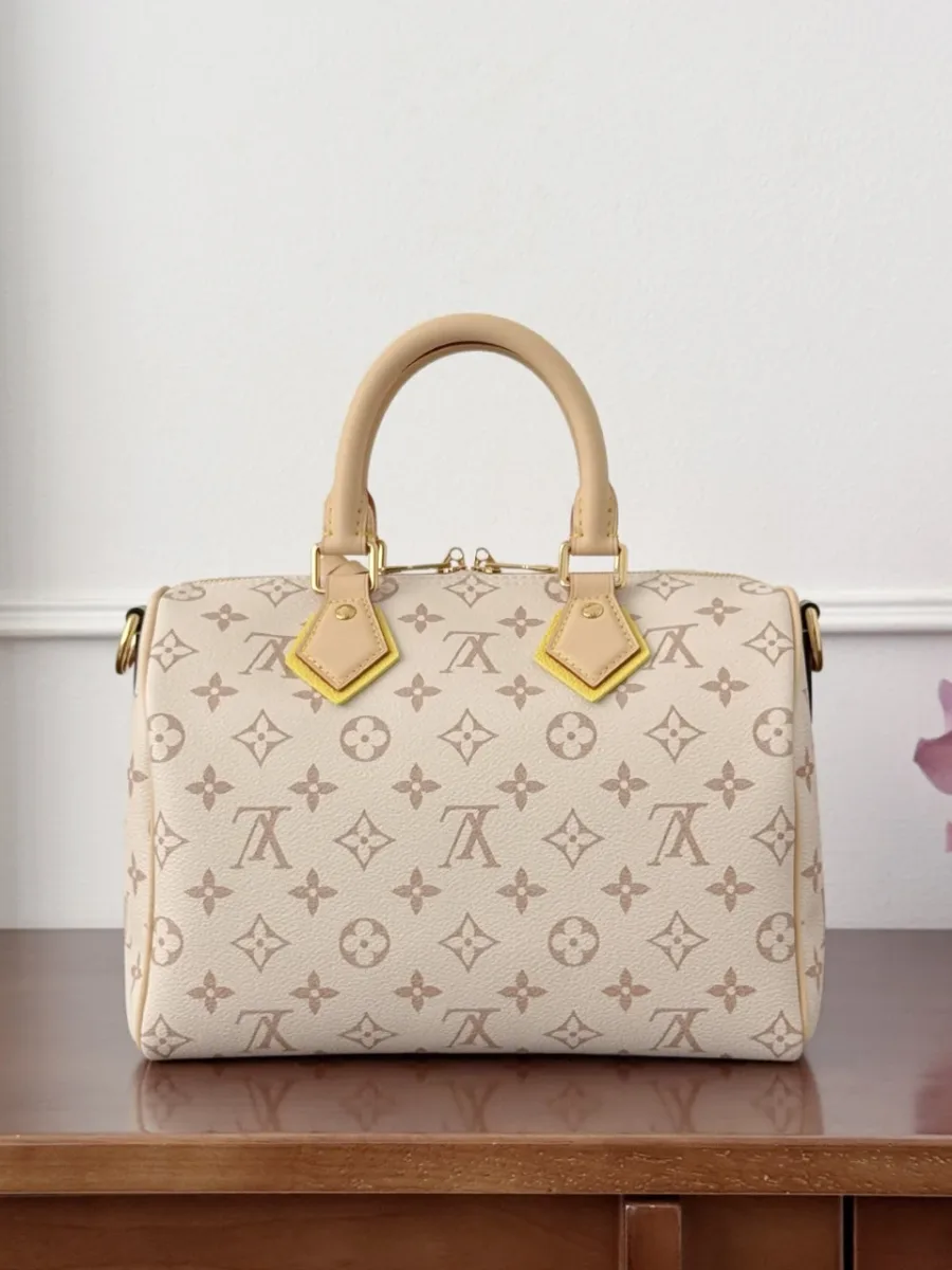 Бежевая сумка Louis Vuitton Speedy 25 из канвы Monogram, вид спереди