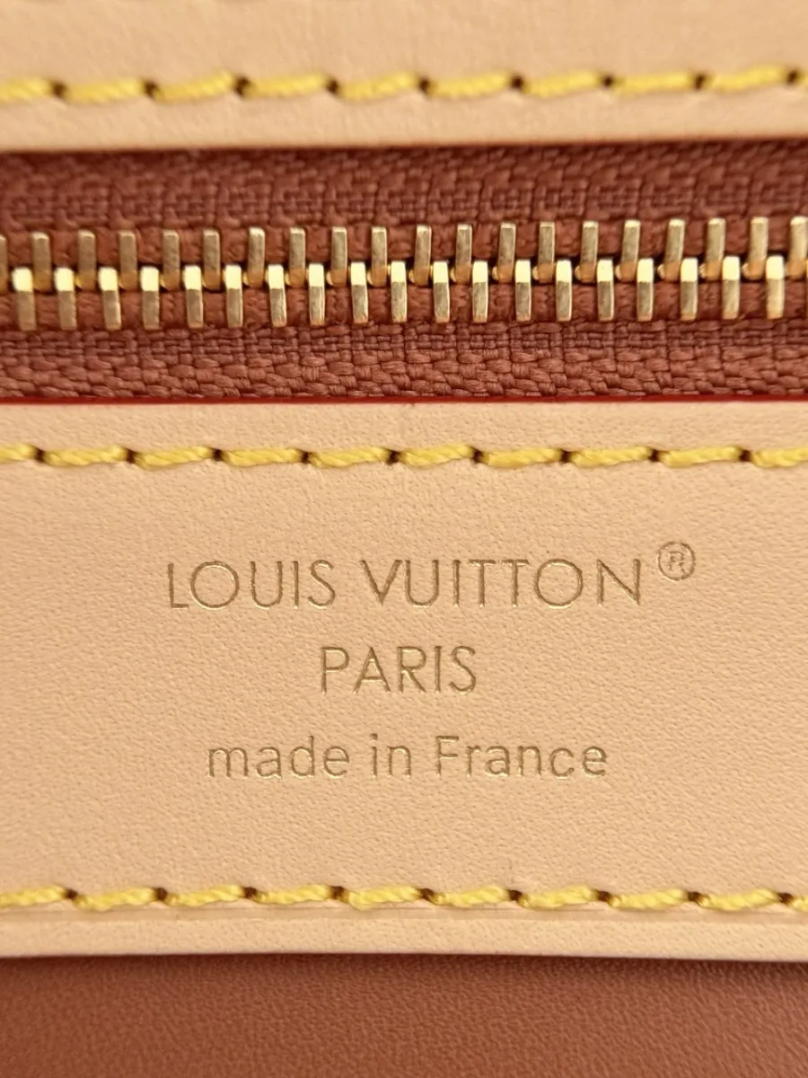 Крупный план кожаного тиснения Louis Vuitton Paris made in France