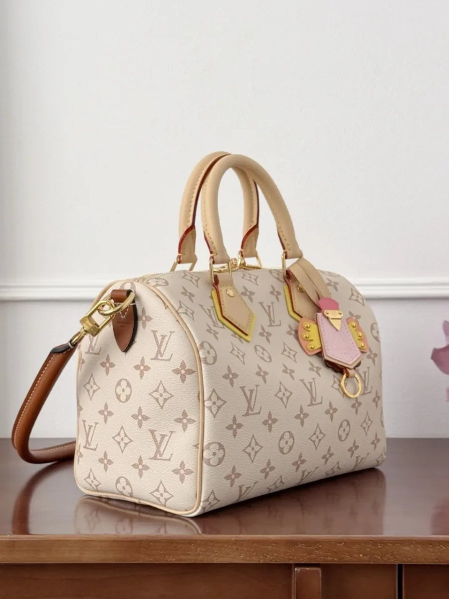 Бежевая сумка Louis Vuitton Speedy 25 с коричневым плечевым ремнем, вид сбоку