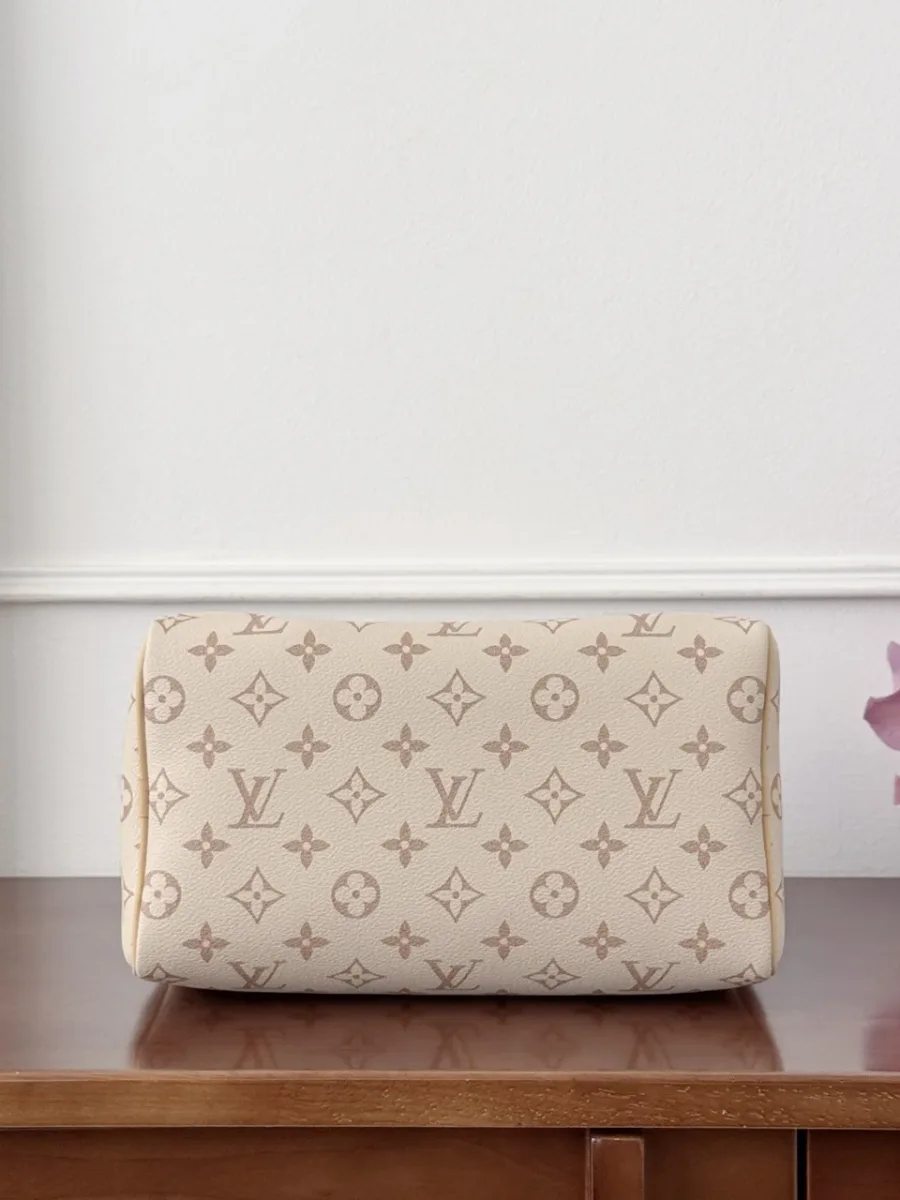 Нижняя часть бежевой сумки Louis Vuitton Speedy 25 с узором Monogram