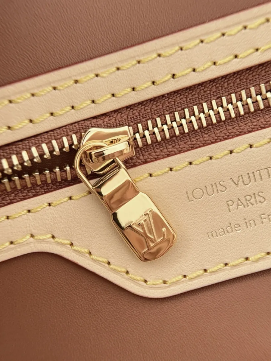 Внутренний карман сумки на молнии с кожаной нашивкой Louis Vuitton