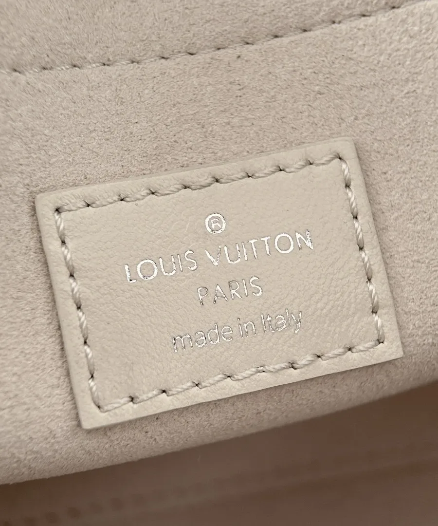 Крупный план внутренней нашивки из кожи с тиснением Louis Vuitton Paris Made in Italy