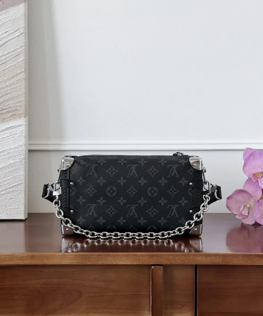 Черная сумка Louis Vuitton Side Trunk с серебристой цепочкой, вид спереди
