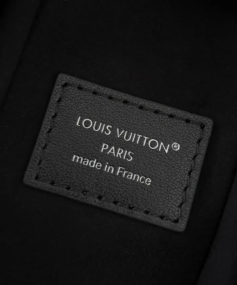 Кожаная нашивка внутри сумки с тиснением Louis Vuitton Paris made in France