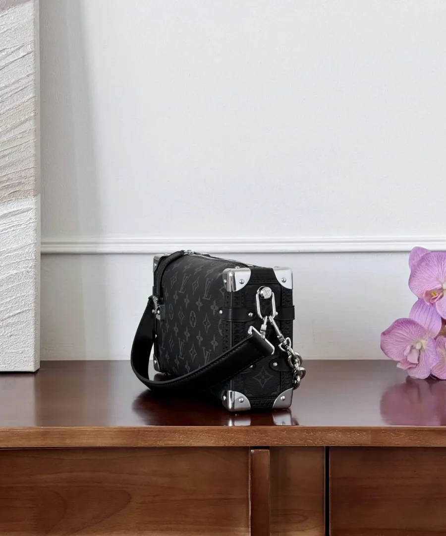 Черная сумка Louis Vuitton Side Trunk, вид сбоку, демонстрирующий кожаную отделку и фурнитуру