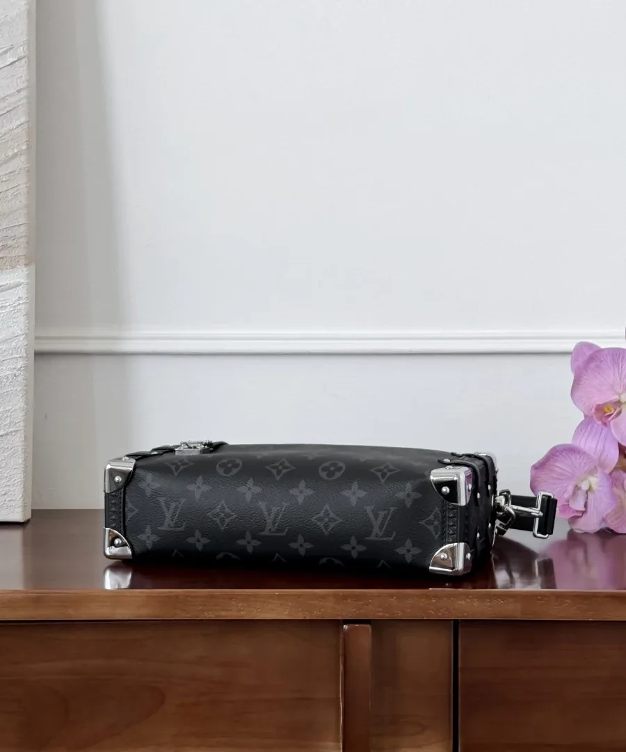 Черная сумка Louis Vuitton Side Trunk, вид снизу