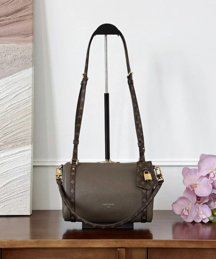 Коричневая кожаная сумка Louis Vuitton Express, вид спереди на подставке