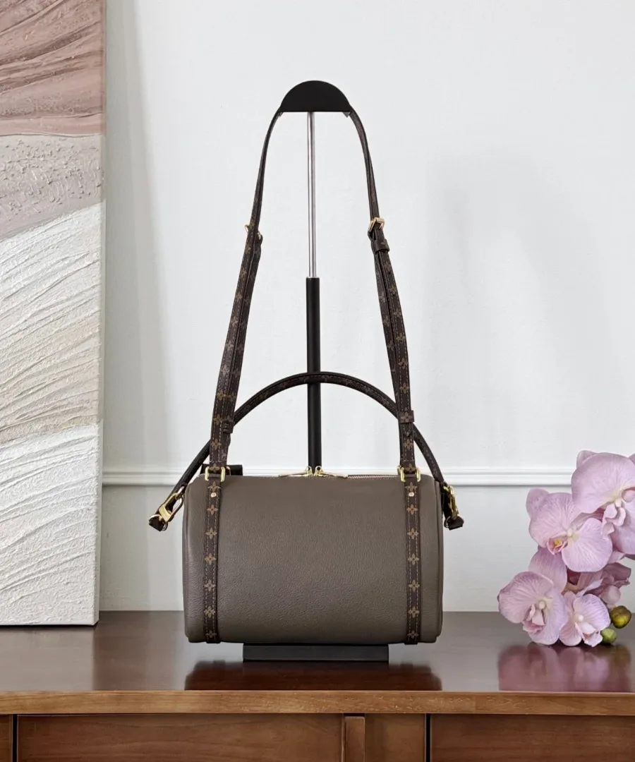 Коричневая сумка Louis Vuitton Express, вид сзади с плечевым ремнем