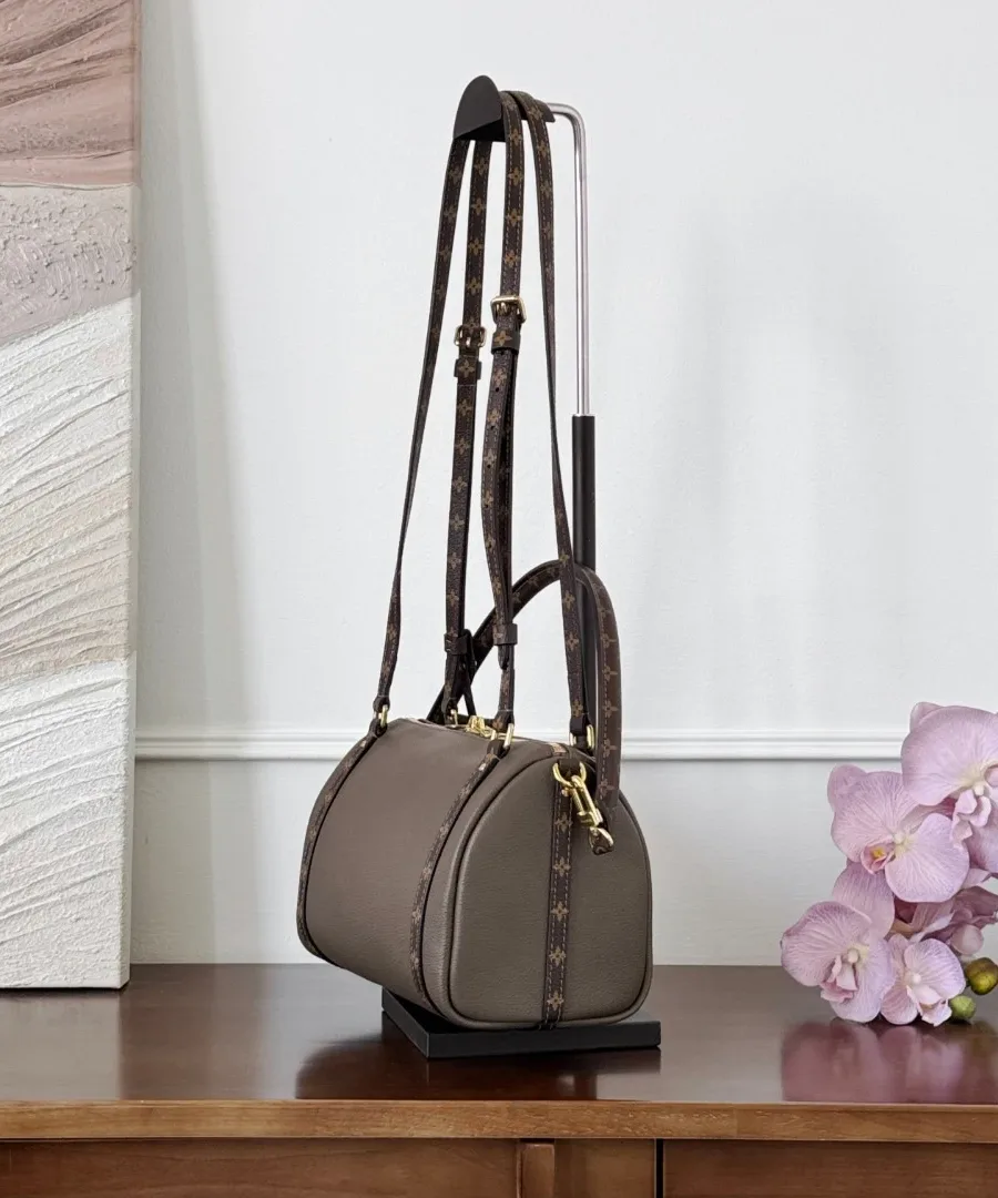 Коричневая сумка Louis Vuitton Express, вид сбоку, демонстрирующий форму