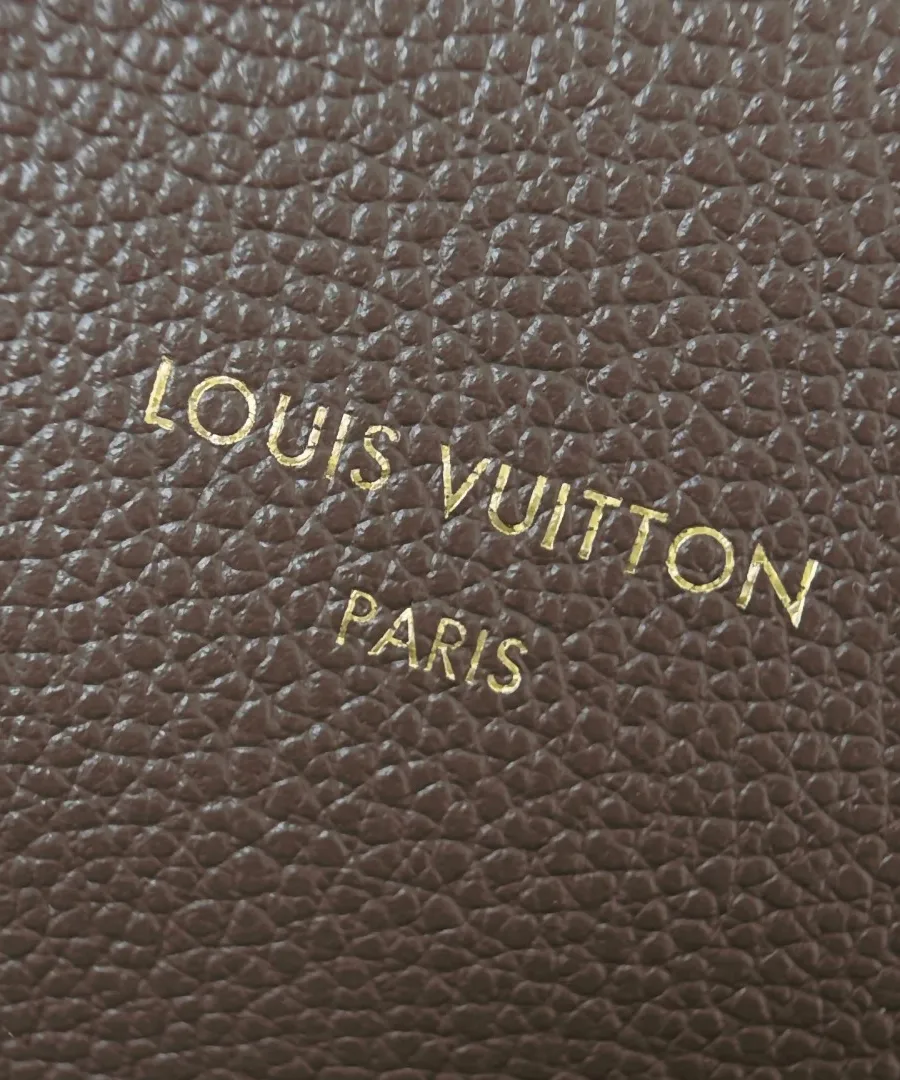 Золотистое тиснение Louis Vuitton Paris на коричневой зернистой коже