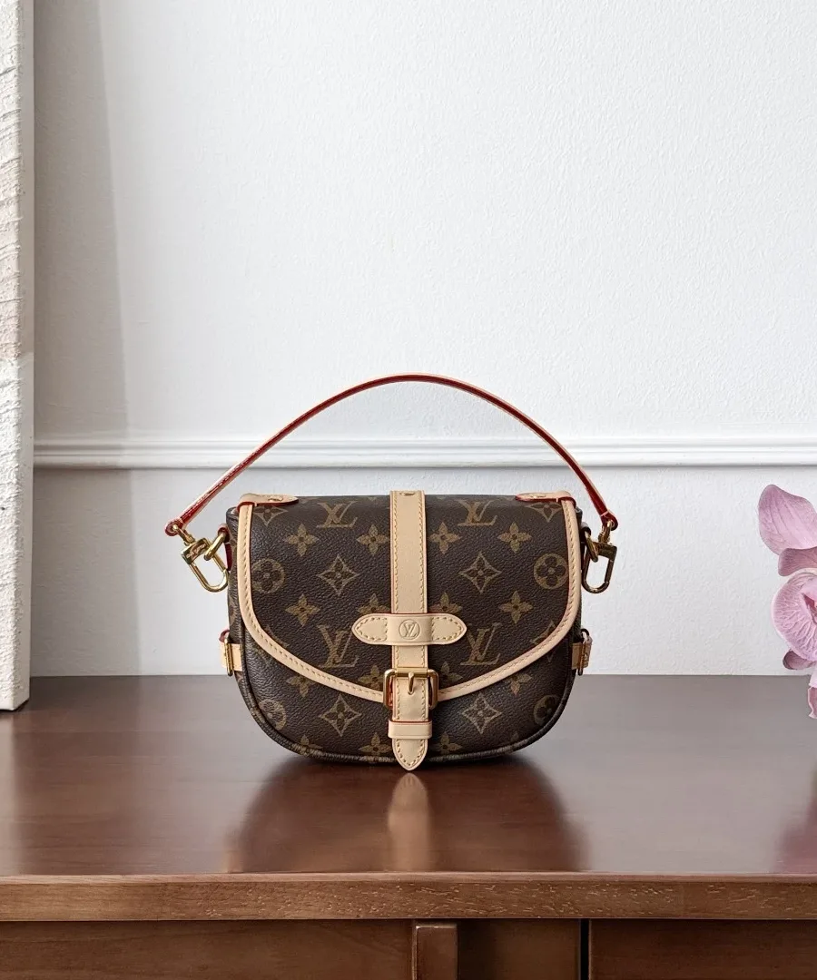 Сумка Louis Vuitton Saumur BB из канвы Monogram с короткой ручкой, вид спереди