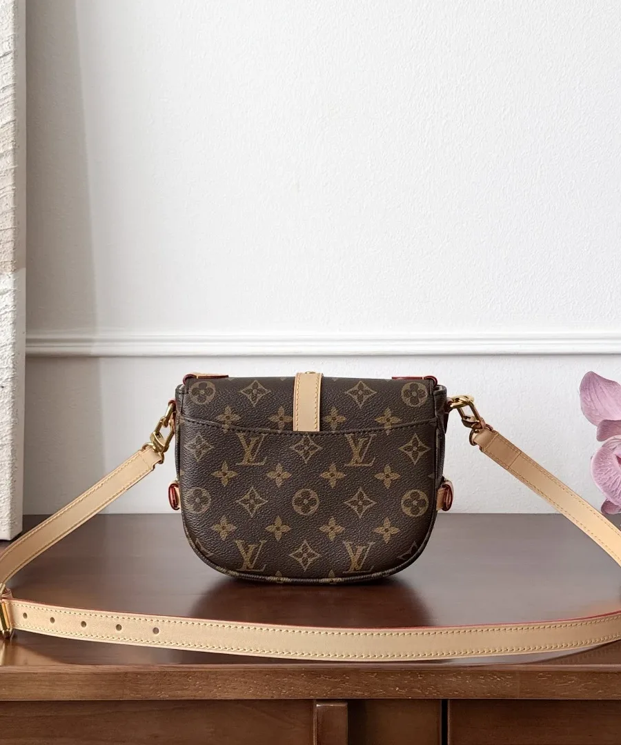 Сумка Louis Vuitton Saumur BB с длинным плечевым ремнем, вид сзади