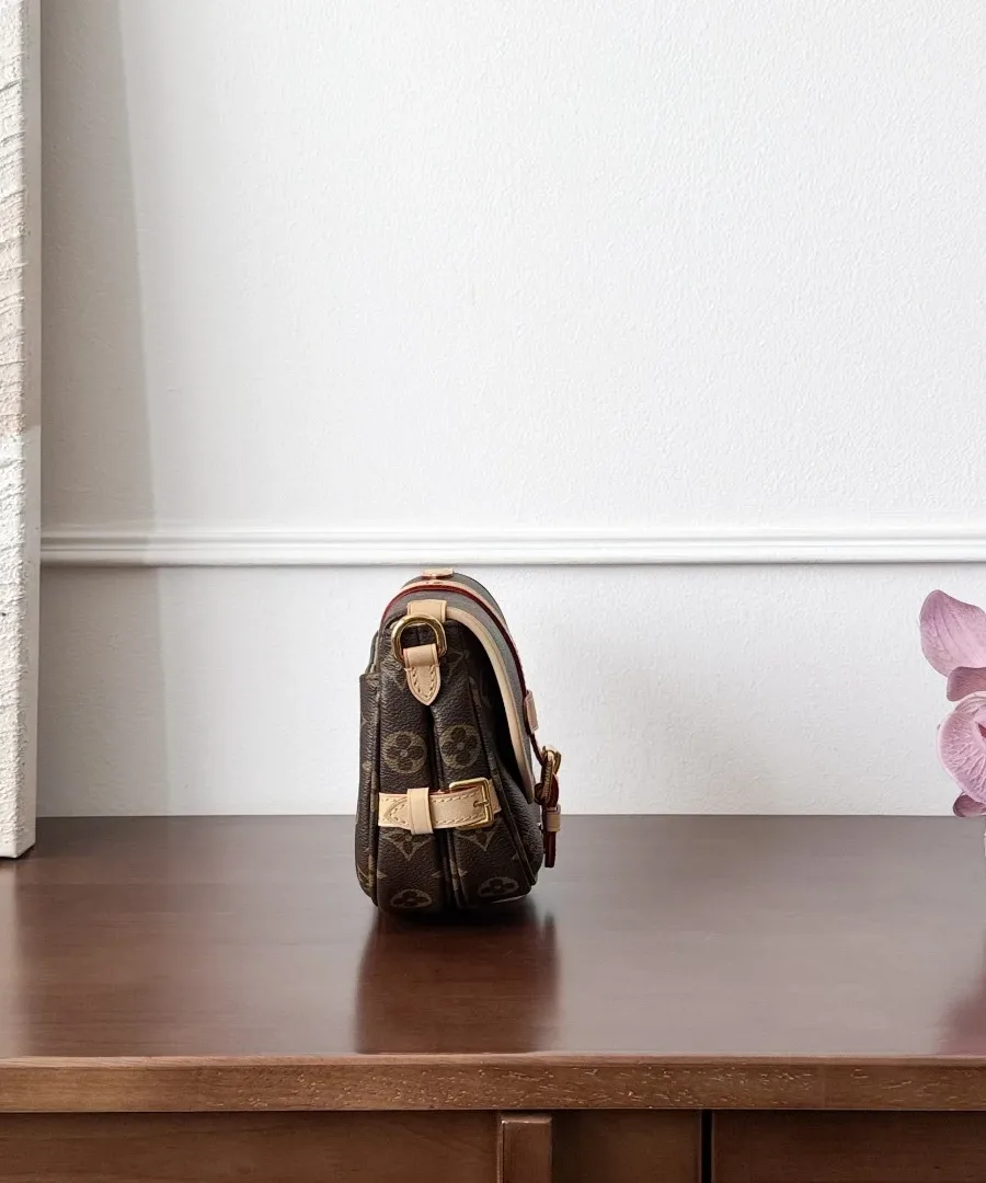 Сумка Louis Vuitton Saumur BB из канвы Monogram, вид сбоку