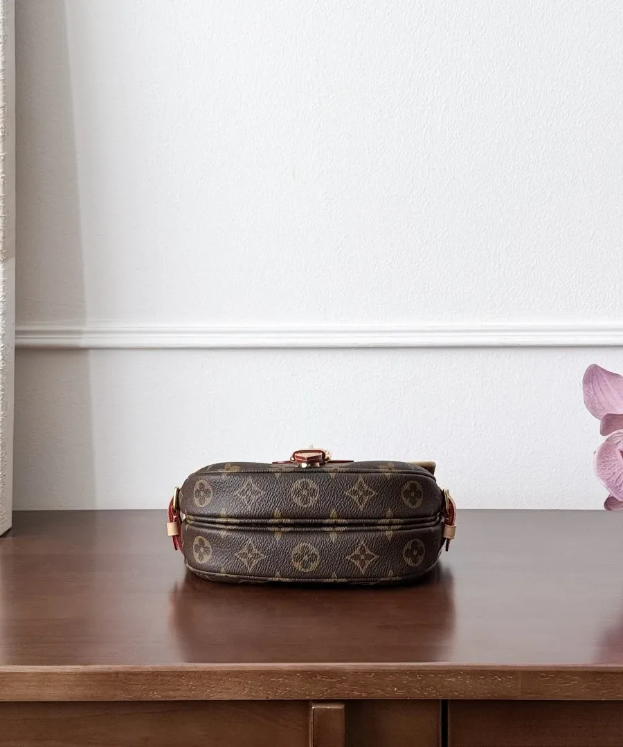 Сумка Louis Vuitton Saumur BB из канвы Monogram, вид снизу