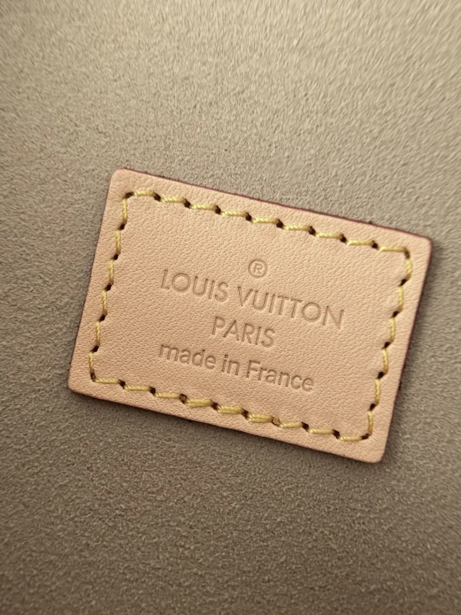 Кожаная нашивка с тиснением Louis Vuitton Paris made in France внутри сумки