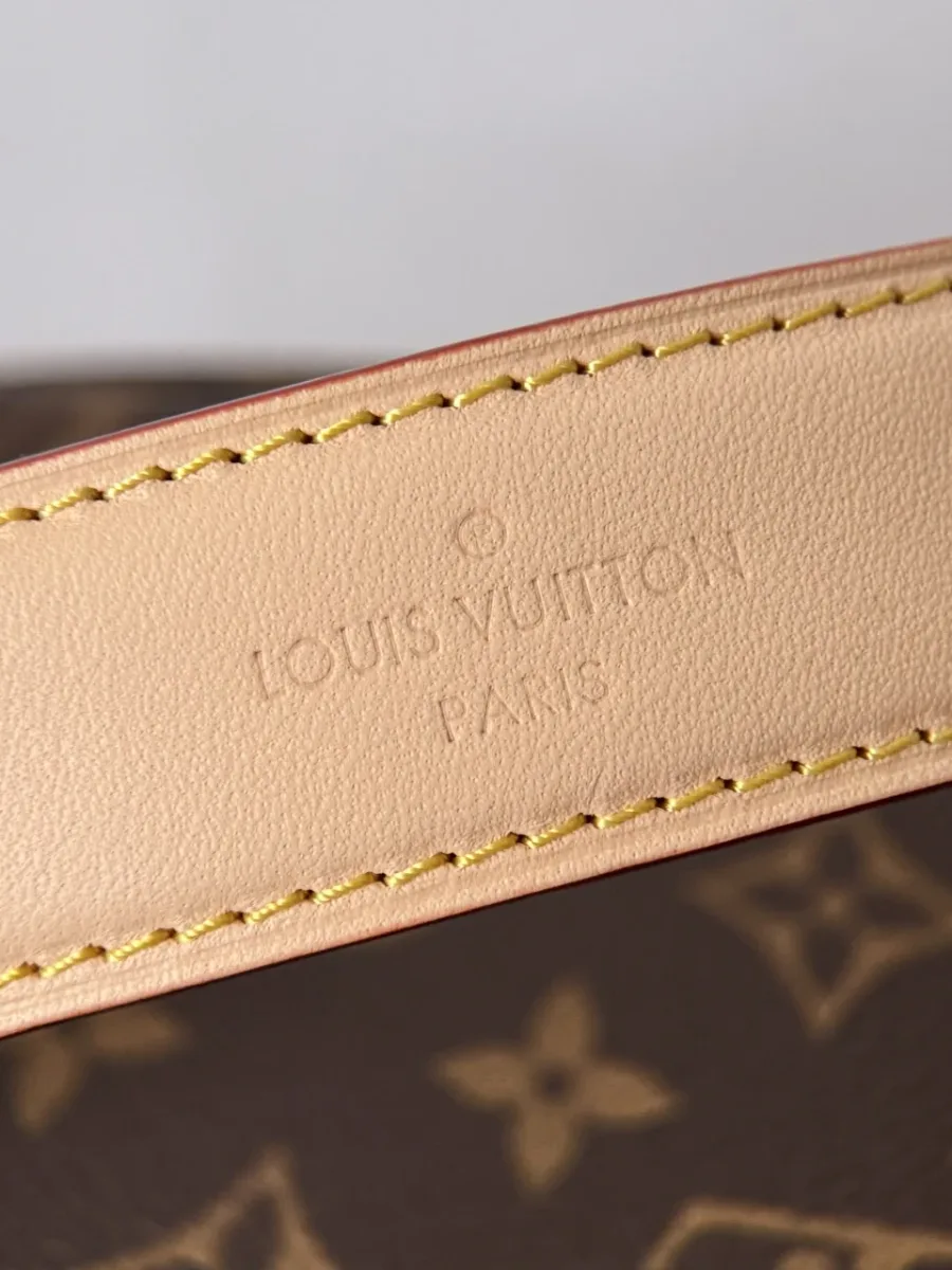 Тиснение Louis Vuitton Paris на кожаной отделке сумки, крупный план