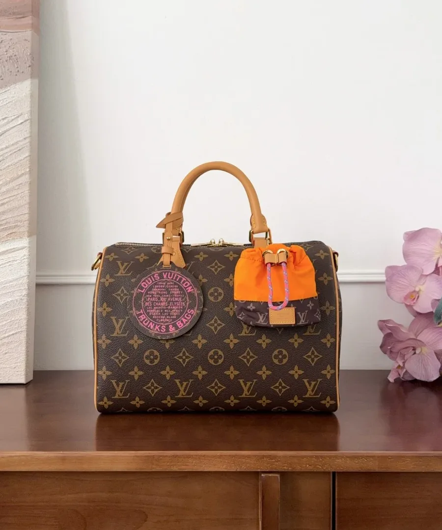 Сумка Louis Vuitton Speedy 30 из канвы Monogram с оранжевым мешочком-шармом, вид спереди