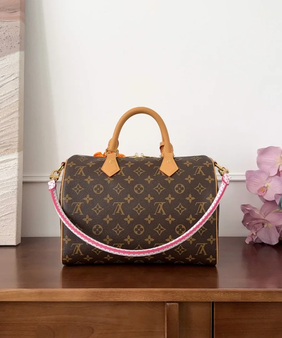 Сумка Louis Vuitton Speedy 30 из канвы Monogram с плечевым ремнем, вид сзади