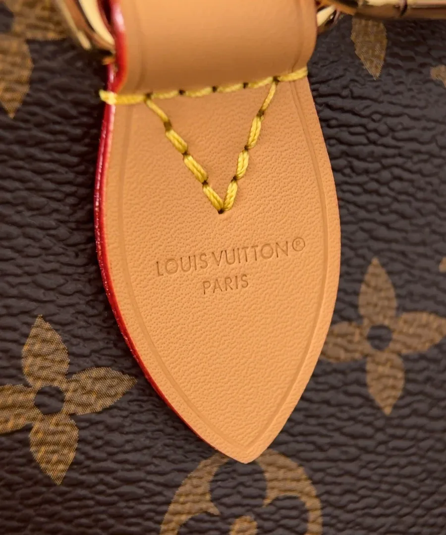 Кожаное крепление ручки с тиснением Louis Vuitton Paris и желтой строчкой
