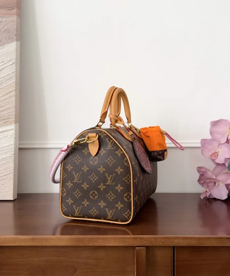 Сумка Louis Vuitton Speedy 30 из канвы Monogram с кожаной отделкой, вид сбоку
