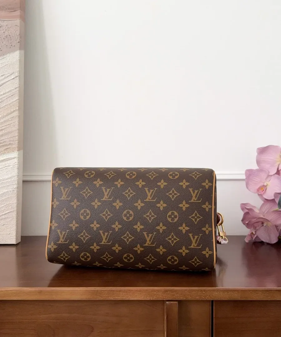 Сумка Louis Vuitton Speedy 30 из канвы Monogram с кожаной отделкой, вид снизу